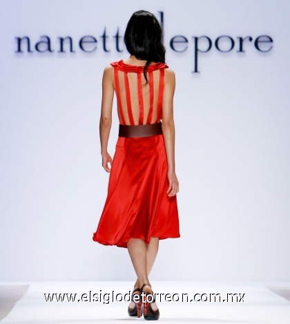 La modelo luce un diseño de la firma Nanette Lapore