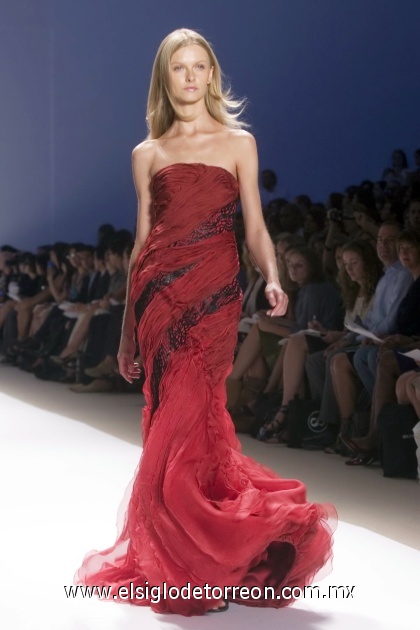 La modelo luce un diseño del brasileño Carlos Miele de la colección Primavera-Verano 2009
