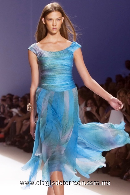 La modelo luce un diseño del brasileño Carlos Miele de la colección Primavera-Verano 2009