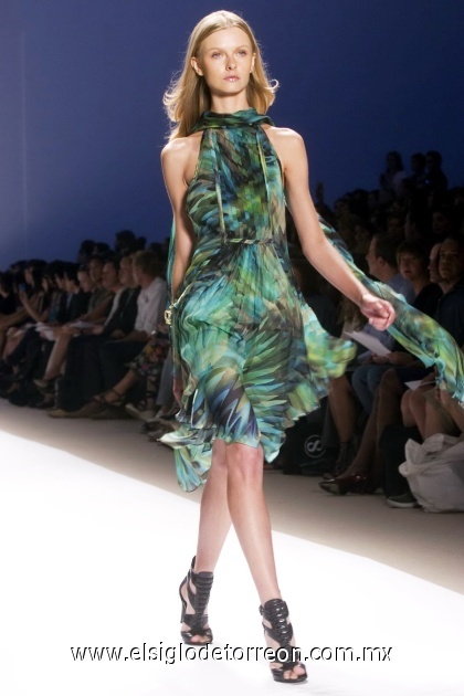 La modelo luce un diseño del brasileño Carlos Miele de la colección Primavera-Verano 2009