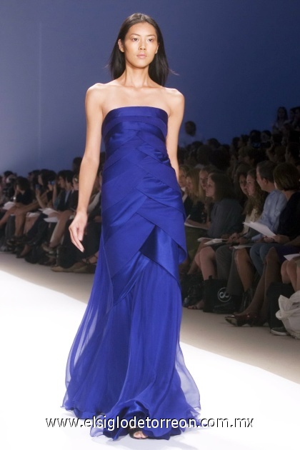 La modelo luce un diseño del brasileño Carlos Miele de la colección Primavera-Verano 2009