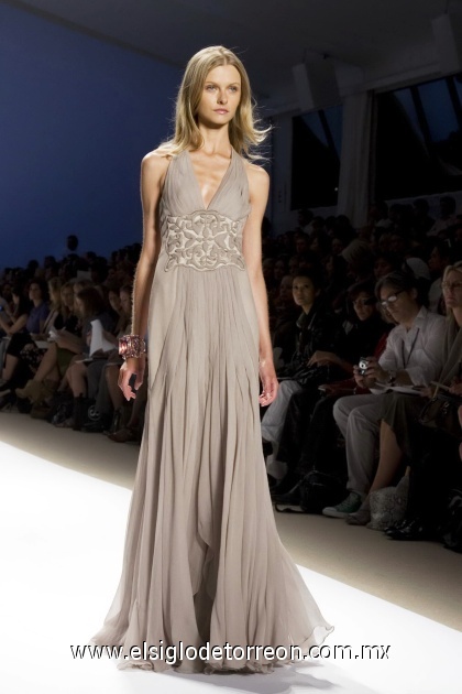 La modelo luce un diseño del brasileño Carlos Miele de la colección Primavera-Verano 2009