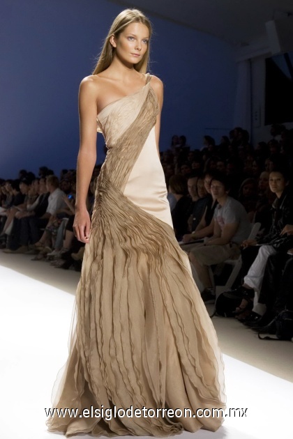 La modelo luce un diseño del brasileño Carlos Miele de la colección Primavera-Verano 2009