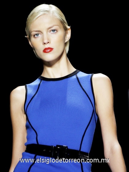Una modelo luce un diseño de Michael Kors.