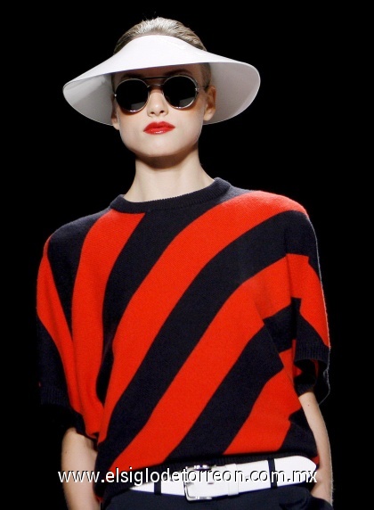 Una modelo luce un diseño de Michael Kors.