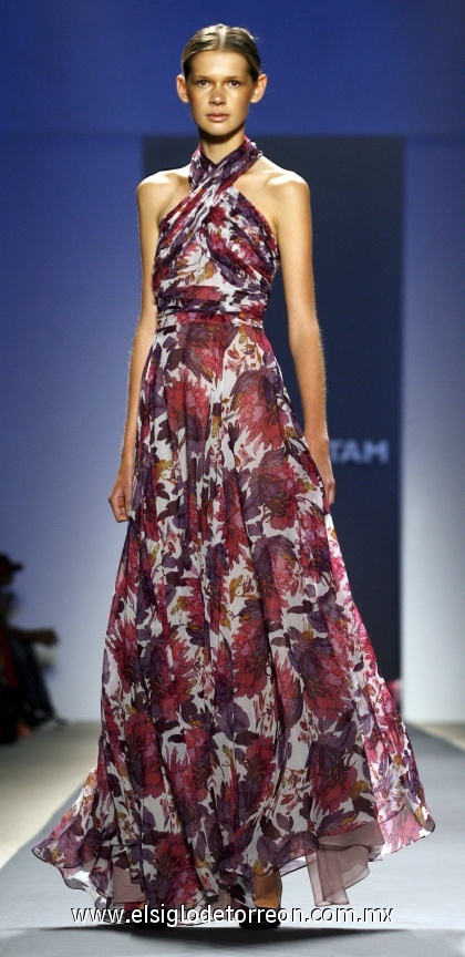 Una modelo desfila una creación de la diseñadora Vivienne Tam.