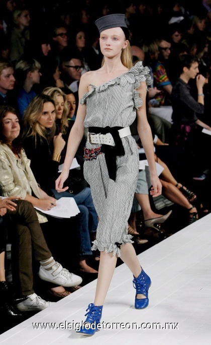 Una modelo luce una prenda en el desfile de Marc by Marc Jacobs