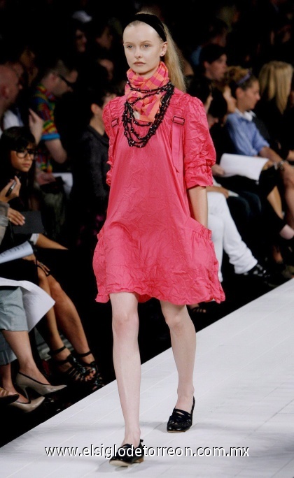 Una modelo luce una prenda en el desfile de Marc by Marc Jacobs