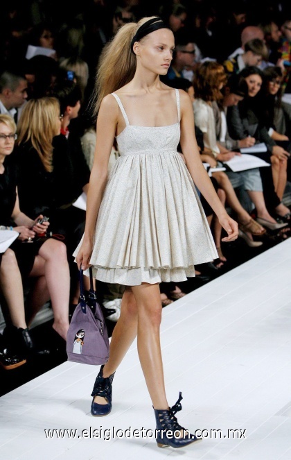 Una modelo luce una prenda en el desfile de Marc by Marc Jacobs