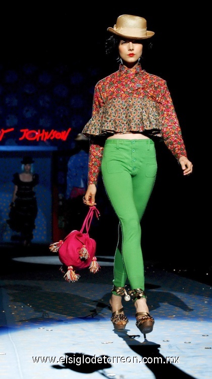 Una modelo desfila con un vestido de la diseñadora Betsey Johnson