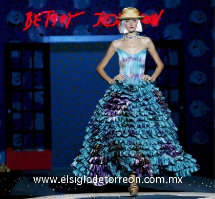 Una modelo desfila con un vestido de la diseñadora Betsey Johnson
