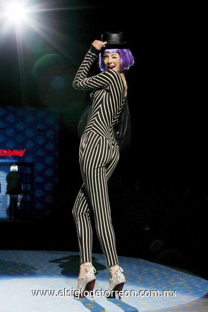 Una modelo desfila con un vestido de la diseñadora Betsey Johnson