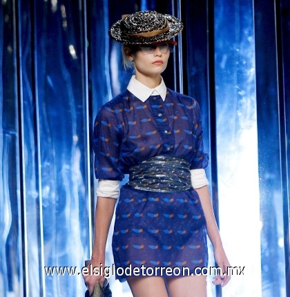 Una modelo luce un diseño de Marc Jacobs