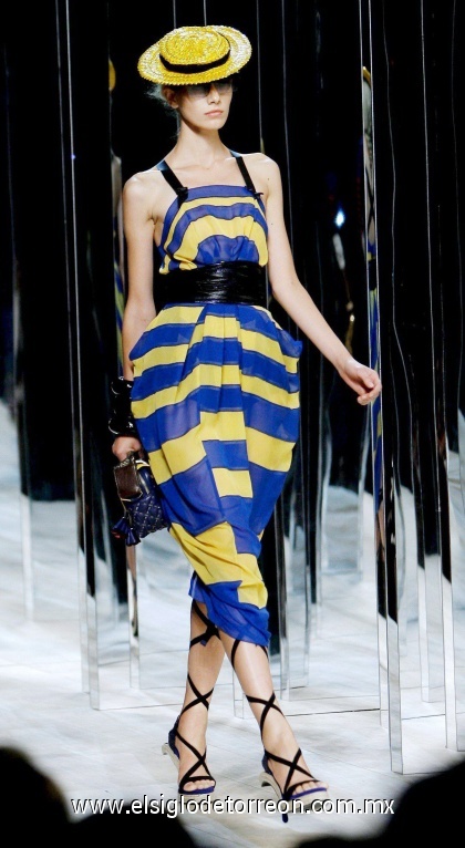 Una modelo luce un diseño de Marc Jacobs