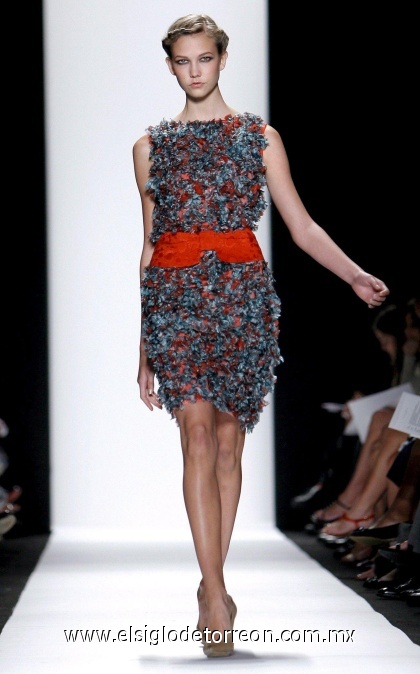 Una modelo luce una nueva creación de Carolina Herrera