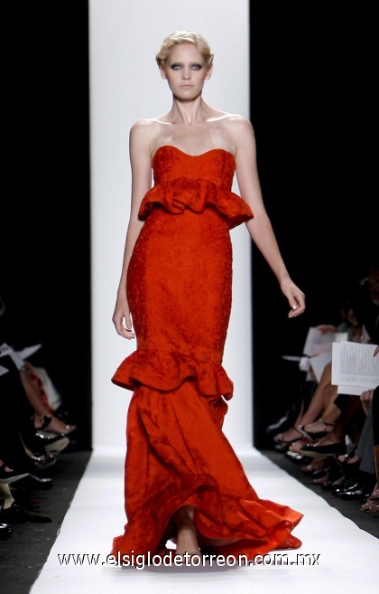 Una modelo luce una nueva creación de Carolina Herrera