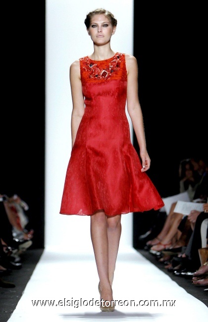 Una modelo luce una nueva creación de Carolina Herrera