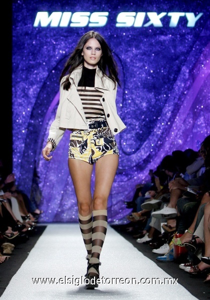 Una modelo viste una creación de Miss Sixty