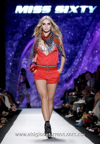 Una modelo viste una creación de Miss Sixty
