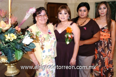 07092008
Denis Aurora Moreno Ortiz en su despedida junto a Belem Avelar de Alvarado y sus hermanas Julia Moreno de Sánchez y Elizabeth Moreno de Santoyo