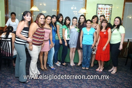 07092008
La festejada acompañada por amigas y familiares asistentes a su despedida de soltera