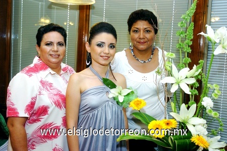 07092008
Vicky junto a su mamá la Sra. Gloria Salinas Becerra y su futura suegra Sra. Ofelia Sifuentes A.