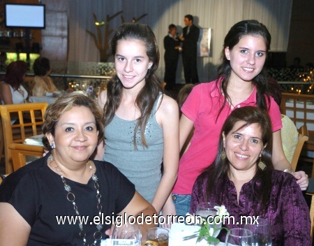 07092008
María Antonieta de Lasne, Nora Valdés, Alejandrina y Andrea Lasne.