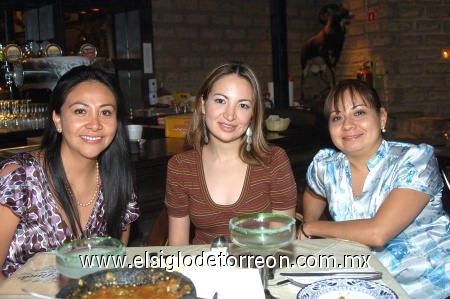 07092008
Michelle Taboada, Inizagui Servín y Rosy Espinoza.
