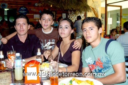 07092008
Fernando Alonso, Verónica Salazár, Fernando Pereyra y Brian Rivera.