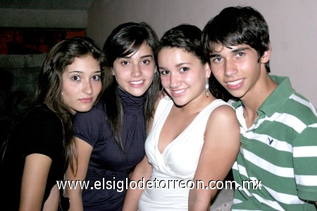 10092008
Daniela Hernández, Marifer Amezcua y Victoria Viesca felicitaron a Daniel Esparza Valdés en su cumpleaños