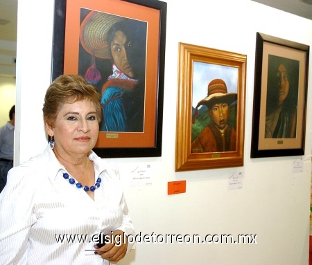 07092008
María Irma Reyes de Santiago junto a su obra