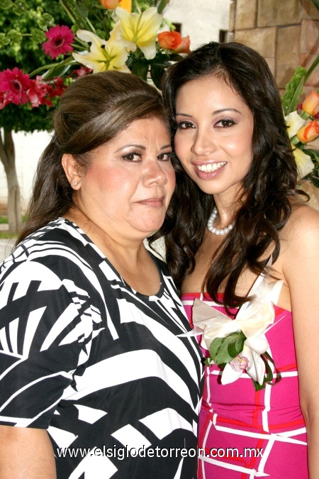 08092008
Karla Marín acompañada por su mamá Sra. María R. Huante de Marín.