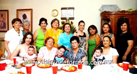 08092008
Luz Elena Navarro con Graciela Álvarez, Sofía Esterling, Lala Licerio, Cecy de la Maza, Carmelita Camacho, Lupita Martínez, Carmen Ojeda, Cuquita, Rosy Muñoz, Susana de Sepúlveda, Ma. Jesús Caminati, Manuel y Simone