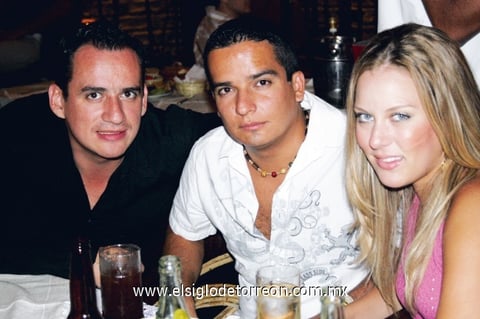 ¡Y llegó la noche!
Alfredo Alemán, Alejandro Cisneros y Marianna de la Garza.