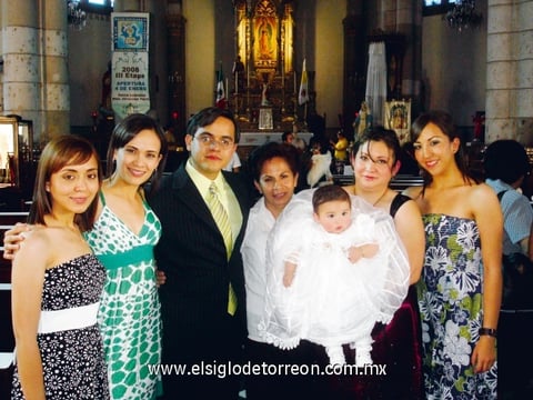 Es bautizada 
La bebé Adriana Hernández Suárez acompañada por Blanca, Karla y Francisco Hernández Martínez, Silvia Martínez de Hernández, Adriana Suárez de Hernández y Lupita Hernández Martínez.