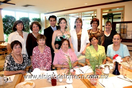 10092008
Mónica y su prometido Alberto Fraire López, acompañados de un grupo de familiares