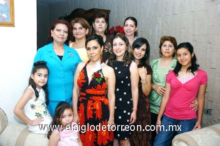 12092008
Mayra en compañía de sus invitadas, que asistieron a su última despedida de soltera