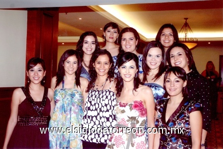 13092008
La futura contrayente junto a Laura Solís, Yolanda Clamont, Gloria Sánchez, Betty Rubio, Nidia Trujillo, Karina Rodríguez, Sandra Sandoval, Úrsula Ayup, Julia Daniela Rodríguez y Elva Rodríguez