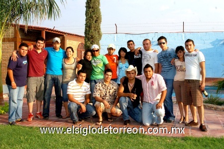10082008
Issac Márquez Serafín, festejó que entró a la mayoría de edad, por tal motivo le organizaron una albercada a la que asistiron sus amigos.