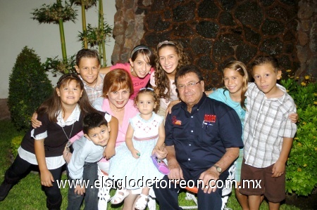 12092008
Los señores Mirthala Garza de Aguiñaga y Juan Aguiñaga Hernández, gozaron recientemente de un convivio celebrado en su casa teniendo como invitados especiales a sus nietos