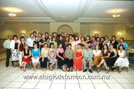 12092008
María de la Luz Hernández, acompañada de sus padres, amigos y compañeros de trabajo enfermeras y médicos que disfrutaron con ella de una agradable fiesta de jubilación