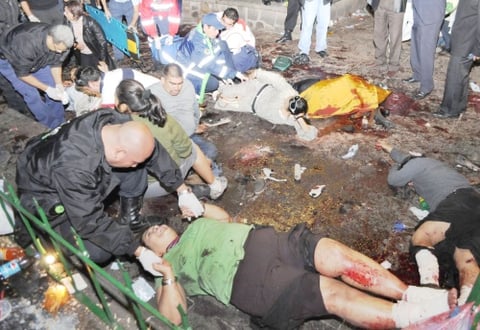 Testimonios y videos confirman que en la agresión se usaron granadas de fragmentación y que, por lo menos en uno de los dos ataques, un hombre gordo vestido de negro fue quien lanzó la granada contra la gente que se encontraba en la plaza Melchor Ocampo.
