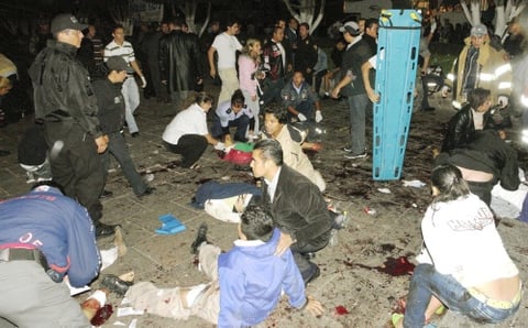 La primera explosión se dio poco después de las 23:00 horas del 15 de septiembre, en los jardines de la plaza Melchor Ocampo, ubicada junto a la catedral y frente al Palacio de Gobierno, en los momentos en que el gobernador gritaba las vivas a la Patria.