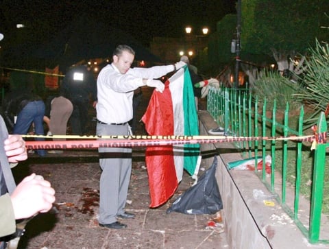 La Plaza Melchor Ocampo, donde estalló uno de esos artefactos, desde lo lejos, se ve como una “zona de guerra” fuertemente resguardada por el Ejército Mexicano, que llegó 10 minutos después de las explosiones.