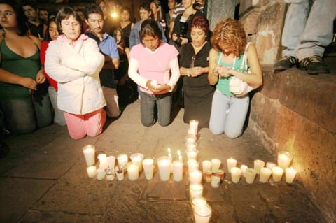 Amigos y familiares de las personas lesionadas y muertas  por la explosión de dos artefactos, asistieron a dejar veladoras en el lugar de los hechos.