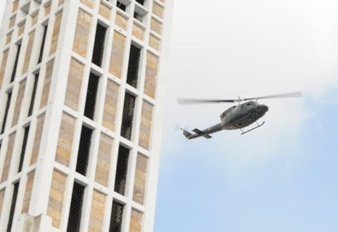 Soldados, agentes federales y policías iniciaron una batida en toda la ciudad y municipios aledaños para ubicar a uno de los presuntos responsables del atentado con granadas.
