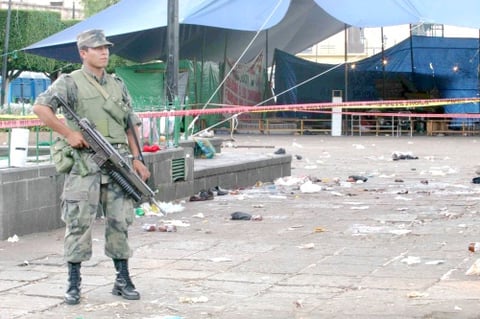 La plaza se encuentra acordonada y el paso ha sido cerrado a peatones quienes se concentran debajo de la acera para mirar como se realizan los trabajos.