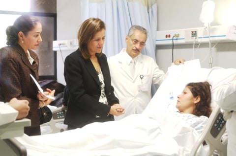 La esposa del presidente Felipe Calderón, Margarita Zavala, viajó  a Michoacán, para entrevistarse con los heridos y los deudos de quienes perdieron la vida.