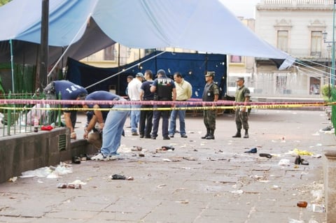 Ubicados en la plaza Melchor Ocampo, los peritos trabajaron resguardados por elementos de la AFI que portaban fusiles M-15 así como por elementos del Ejército mexicano.