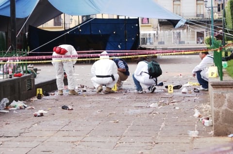 En el lugar en donde detonó el primer artefacto explosivo la noche del 15 de septiembre a las 23:08 horas en Morelia, peritos de la AFI realizaron la inspección de la escena del crimen.